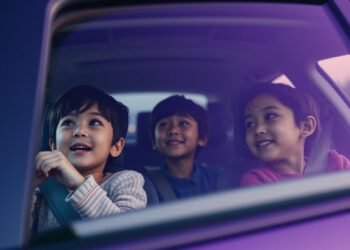 Kinder vorne sitzen im Auto