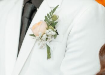 Anstecker zur Hochzeit richtig wählen