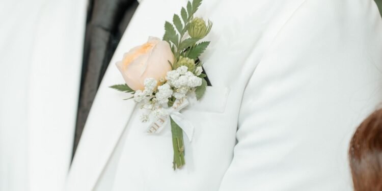 Anstecker zur Hochzeit richtig wählen