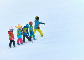 Erster Skiurlaub mit Kindern: Praktische Tipps für eine unvergessliche Familienzeit im Schnee