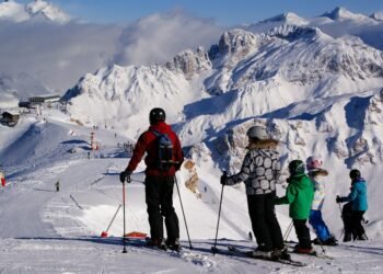 Der erste Skiurlaub mit der Familie: Planungstipps für unvergessliche Momente im Schnee